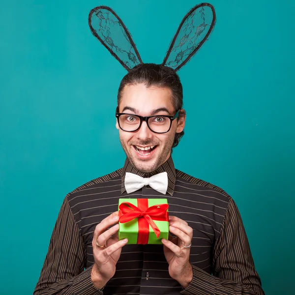 Mode kerel in bunny oren geschenk te houden. Aftelkalender voor Valentijnsdag — Stockfoto