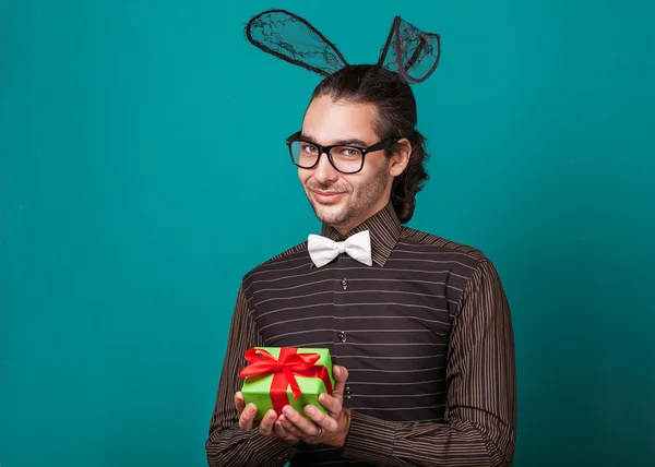Fashion guy di kelinci telinga memegang hadiah. hari valentine — Stok Foto