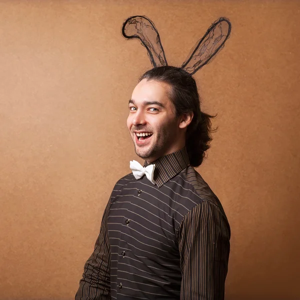 时尚在兔子耳朵的家伙 — 图库照片