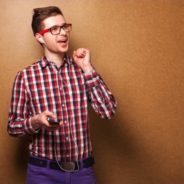 Genç adam müzik dinliyor.