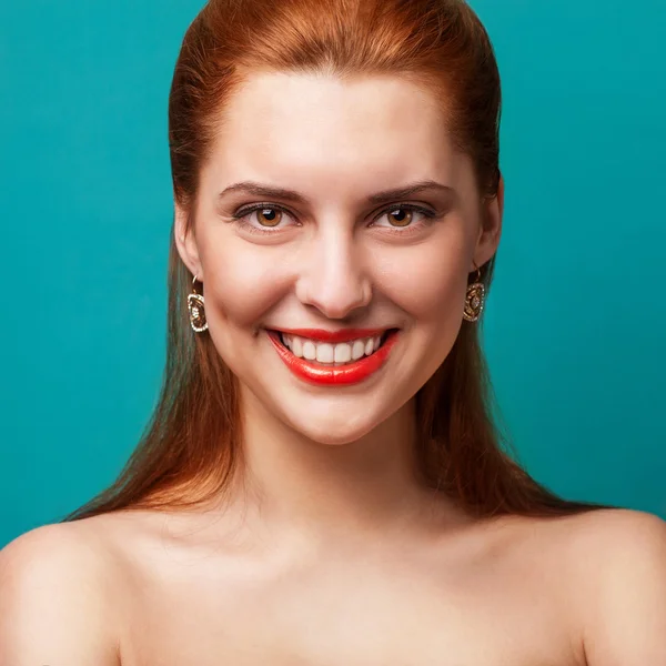 Портрет улыбающейся женщины на синем фоне — стоковое фото