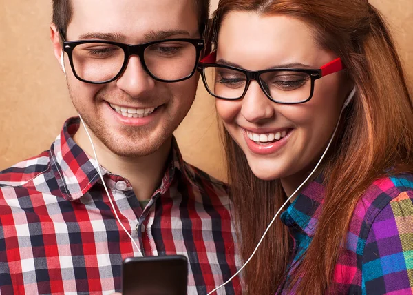 Young couple listening music together — Stock Photo, Image