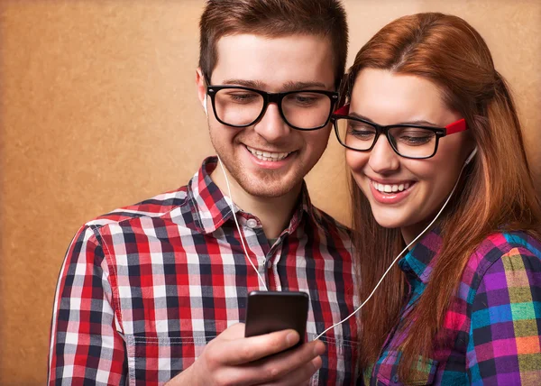 Unga par lyssnar musik tillsammans — Stockfoto