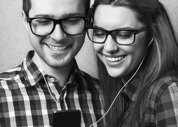 Jong koppel luisteren muziek samen — Stockfoto