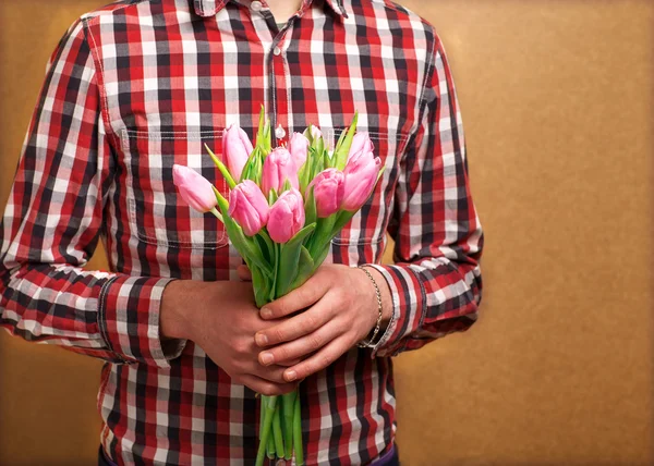 Casal amoroso - homem com rosa esperando sua mulher. Dia dos Namorados — Fotografia de Stock