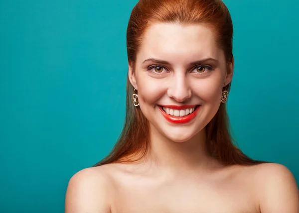 Mooi lachende vrouw portret op blauwe achtergrond — Stockfoto