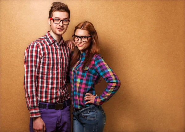 Couple de gars habillés en vêtements hipsters sont en studio — Photo