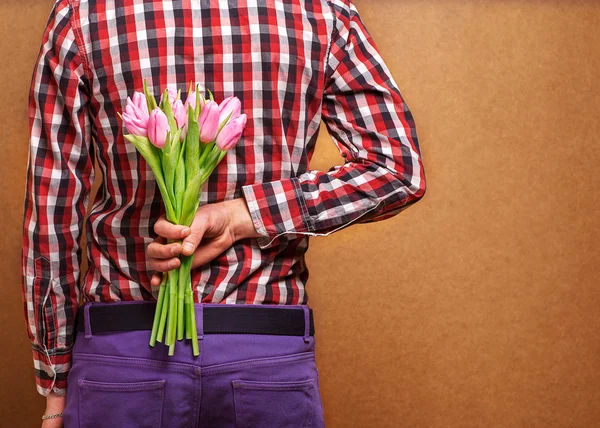 Verliefde paar - man met roos wachten zijn vrouw — Stockfoto