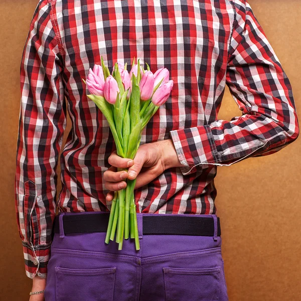 Pareja amorosa - hombre con rosa esperando a su mujer — Foto de Stock