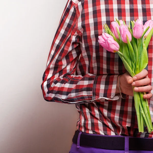 Liebespaar - Mann mit Rose wartet auf seine Frau. Valentinstag — Stockfoto