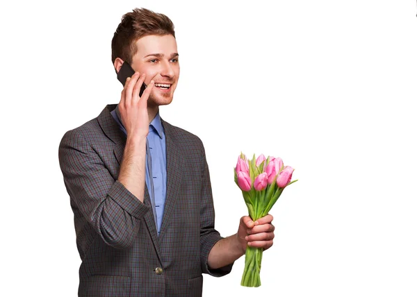 Ein junger romantischer Mann mit einem Blumenstrauß — Stockfoto