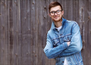 seksi manken adam şık giyinmiş