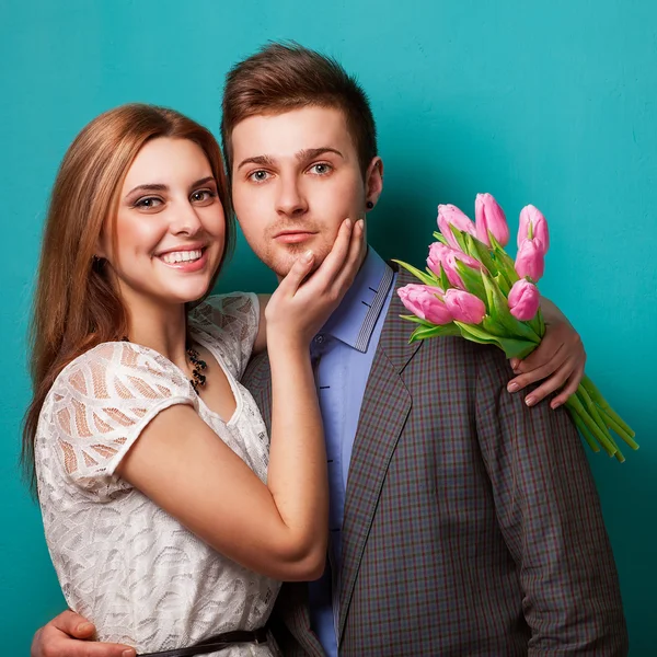 Young couple in love holding a bouquet of tulips. — Stock Photo, Image