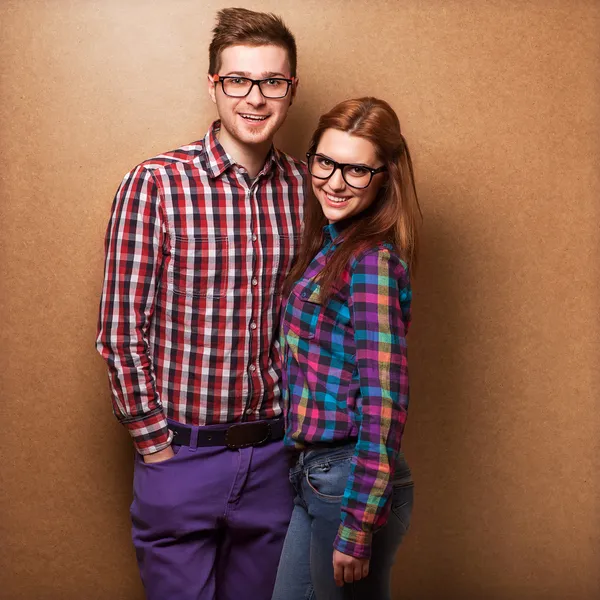 Couple de gars habillés en vêtements hipsters sont en studio — Photo