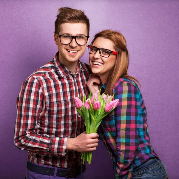 Jong paar in liefde met een boeket van tulpen. — Stockfoto