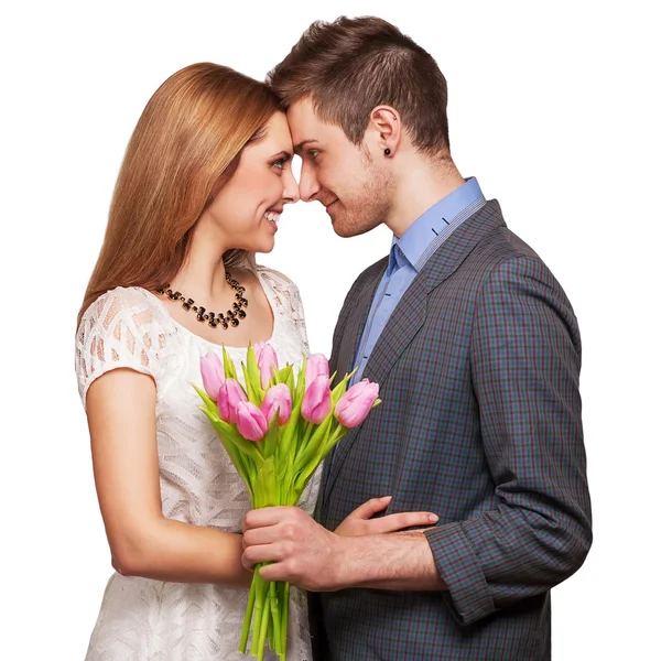 Pareja joven enamorada sosteniendo un ramo de tulipanes . — Foto de Stock