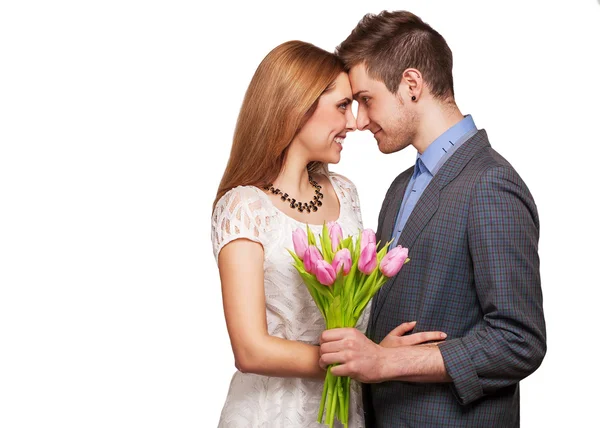 Młoda para w miłości z bukietem tulipanów. — Zdjęcie stockowe