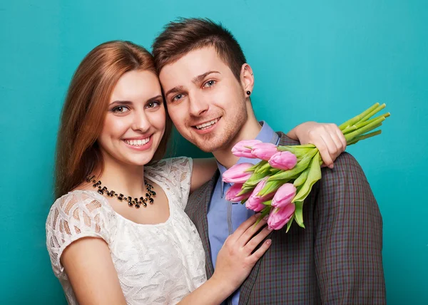 Giovane coppia innamorata che tiene un mazzo di tulipani . — Foto Stock
