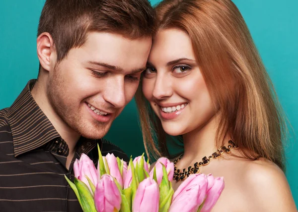 Junges verliebtes Paar mit einem Strauß Tulpen. — Stockfoto