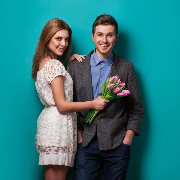 Junges verliebtes Paar mit einem Strauß Tulpen. — Stockfoto
