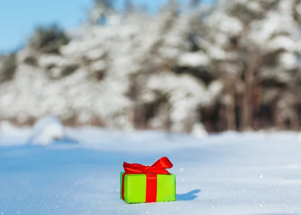 Geschenk im Schnee — Stockfoto