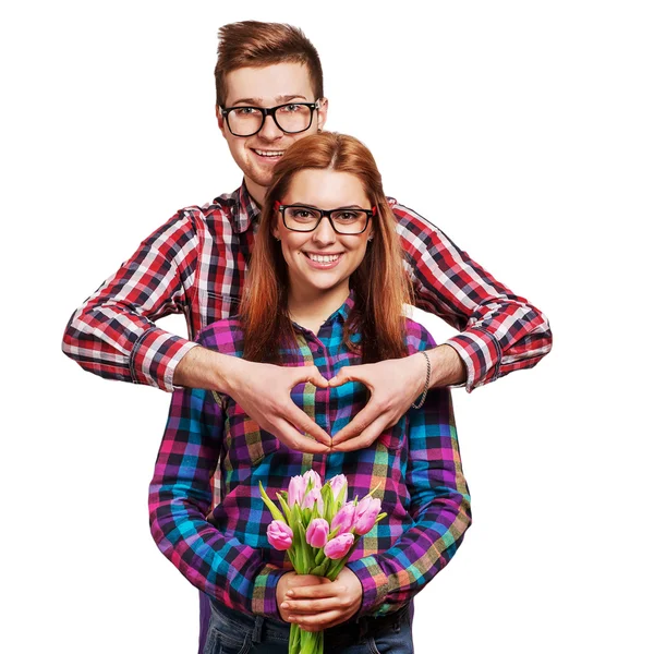 Jong paar in liefde met een boeket van tulpen. — Stockfoto