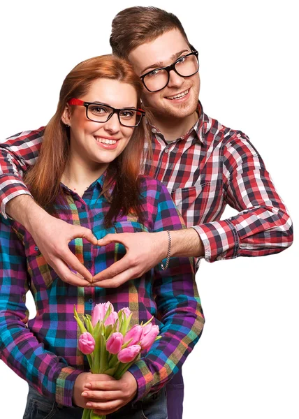 Jong paar in liefde met een boeket van tulpen. — Stockfoto