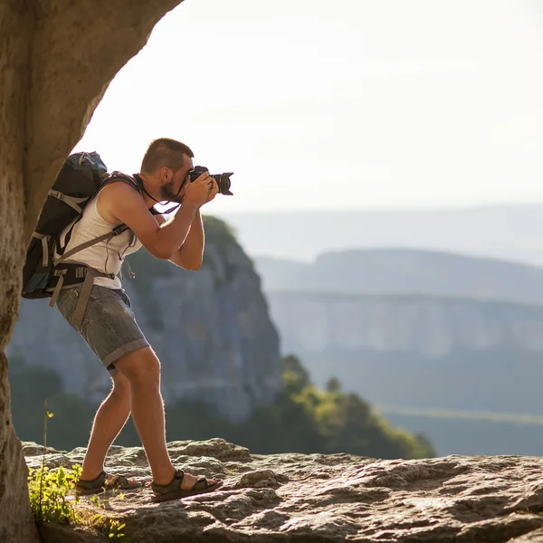 Fotógrafo da natureza tirando fotos nas montanhas — Fotografia de Stock