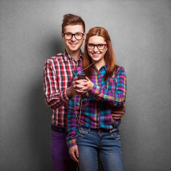 Pareja joven escuchando música juntos. Estilo Hipster . — Foto de Stock