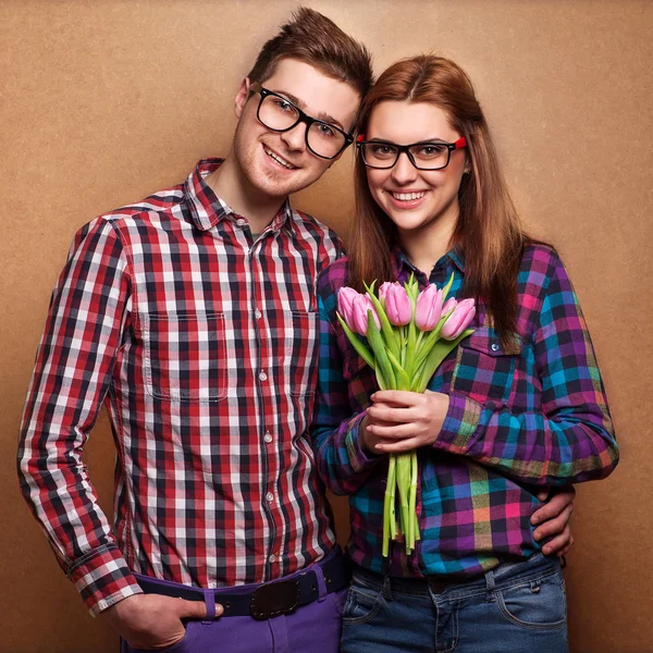 Jong paar in liefde met een boeket van tulpen. — Stockfoto