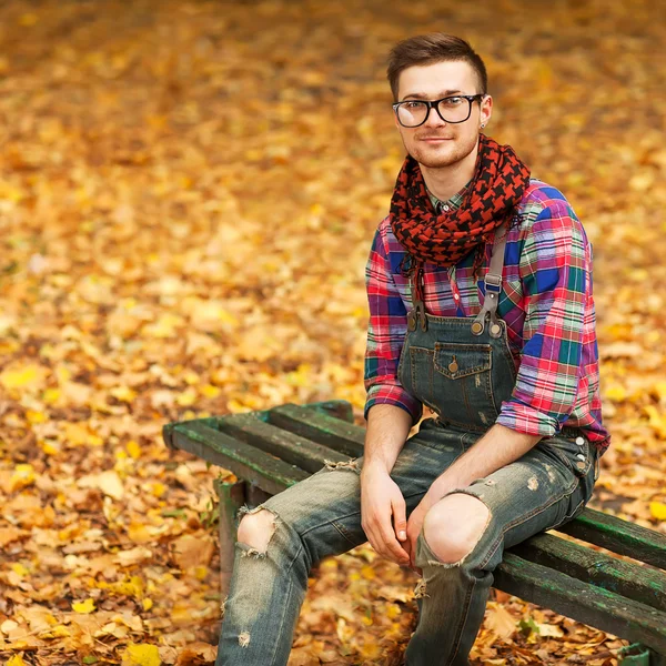 Joven hipster relajado hombre en la naturaleza, de vuelta en el árbol, prado detrás — Foto de Stock