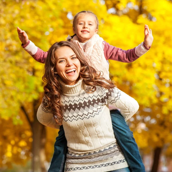 Anne ve kızı sonbahar parkta eğleniyor — Stok fotoğraf