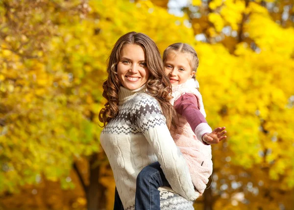 Jeune mère et sa petite fille s'amusent en automne — Photo