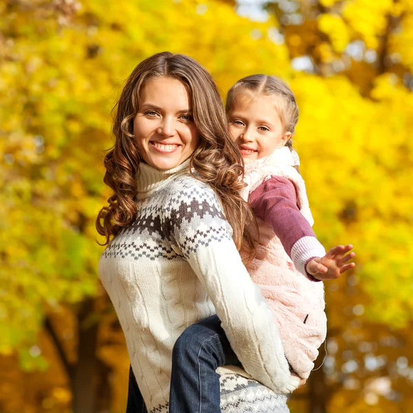 Giovane madre e la sua bambina si divertono in autunno — Foto Stock