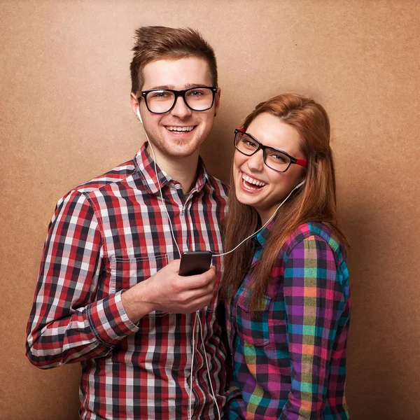 Pareja joven escuchando música juntos. Estilo Hipster . —  Fotos de Stock