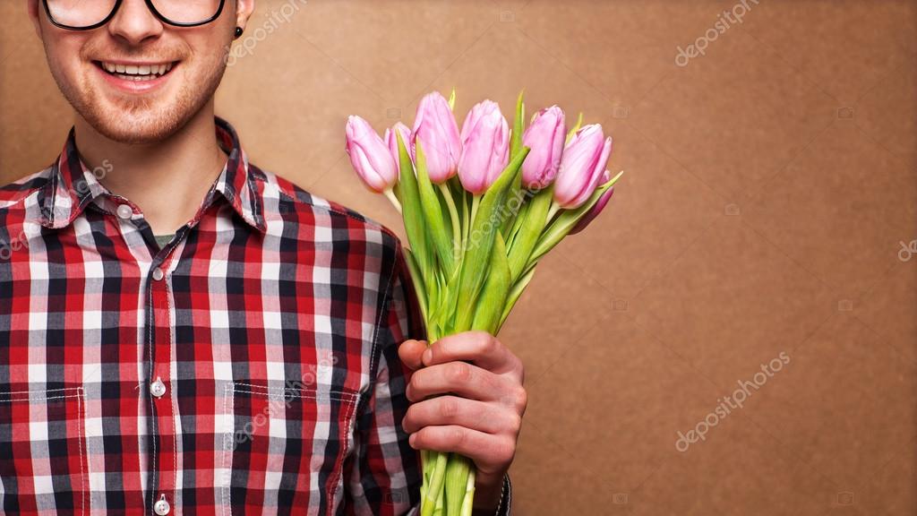 Man Kleding Hipster Houden Een Boeket Van Bloemen Stockfoto Rechtenvrije Foto Door C Osons163 40386639