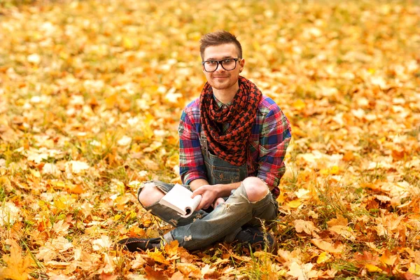 Joven hipster relajado hombre en la naturaleza — Foto de Stock