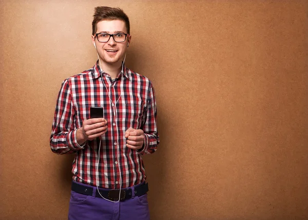 Jonge man luisteren naar muziek. hipster stijl — Stockfoto