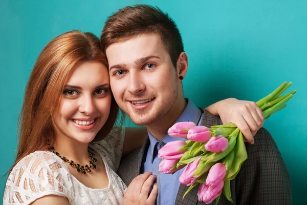 Vackra par i kärlek med blommor tulips.valentine dag — Stockfoto