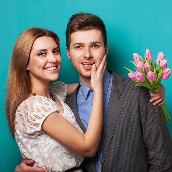 Mooi paar in liefde met bloemen tulips.valentine dag — Stockfoto