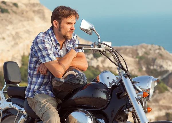 Retro motor motorcu adam oturur — Stok fotoğraf