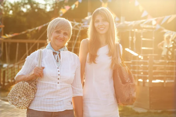 Vuxen mor och dotter — Stockfoto