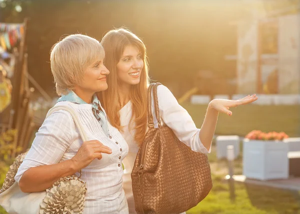 Madre e hija adultas — Foto de Stock