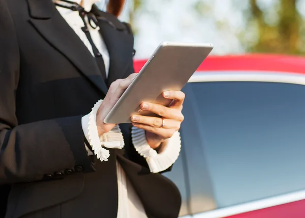 Kvinna med digital TabletPC i parken. — Stockfoto