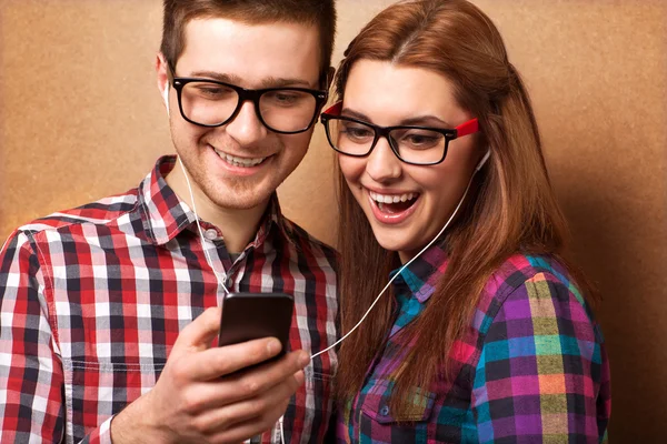 Young couple listening music together. Hipster style. — Stock Photo, Image