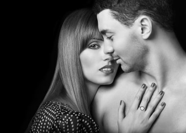 güzel seksi samimi çift birbirlerine sarılmak 