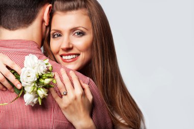 aşık çift bir kalp yapmak ve bir buket elele