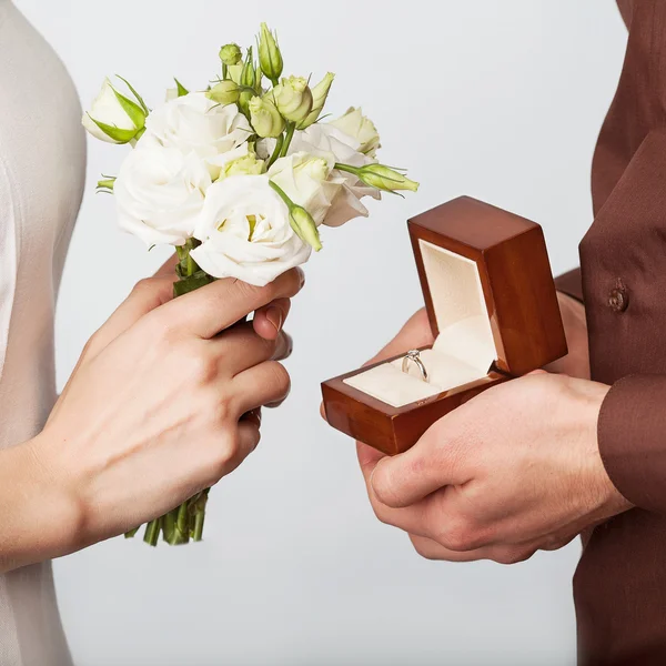 Casamento casal segurando — Fotografia de Stock