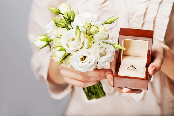 Närbild på bruden med bukett av blommor och vigselring. — Stockfoto