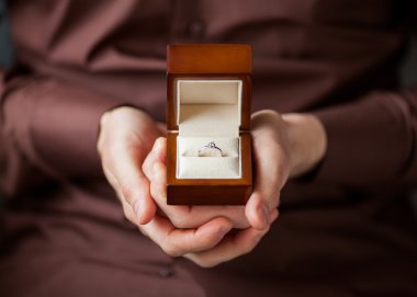 Yüzük nişan kutusuyla veren adam